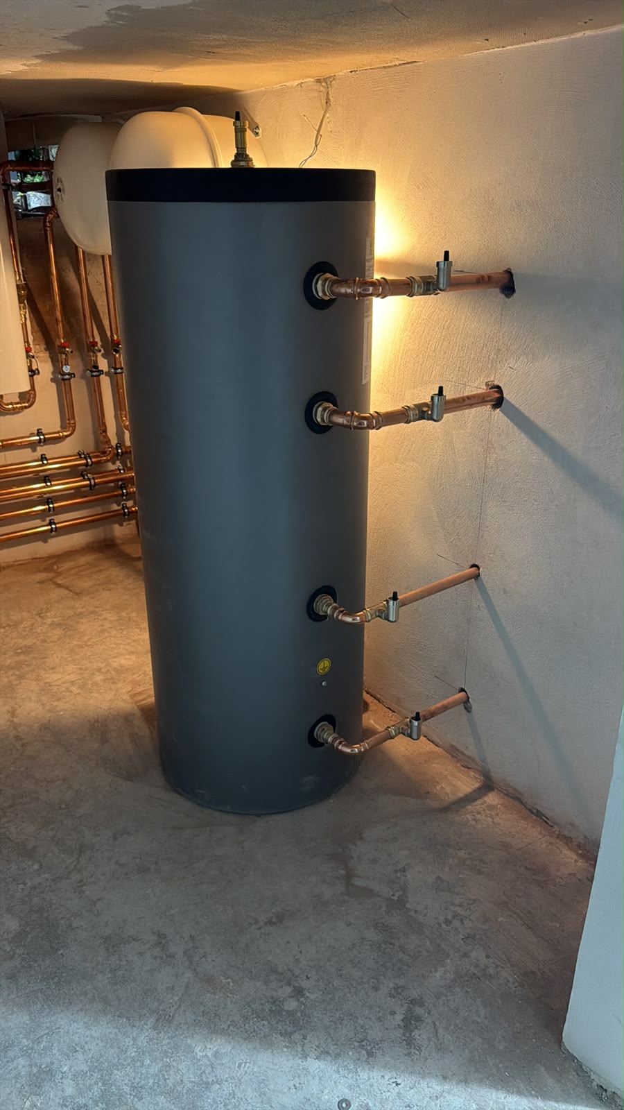 Fertige Heizzentrale mit zwei Warmwasserspeichern